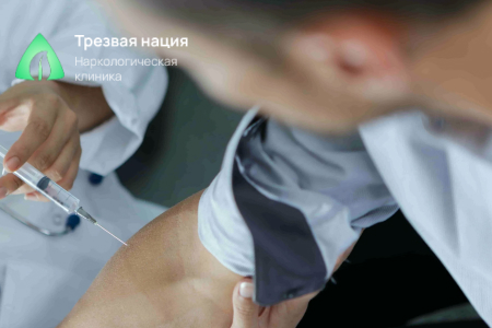 Мужчине делают укол