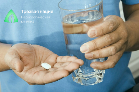 Мужчина с таблетками и водой